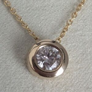 Elegant Gold Pendant Necklace